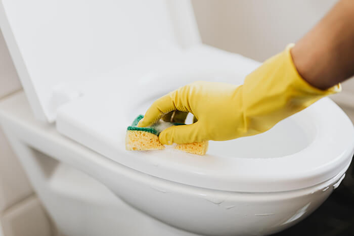 Nettoyez et désinfectez la salle de bains